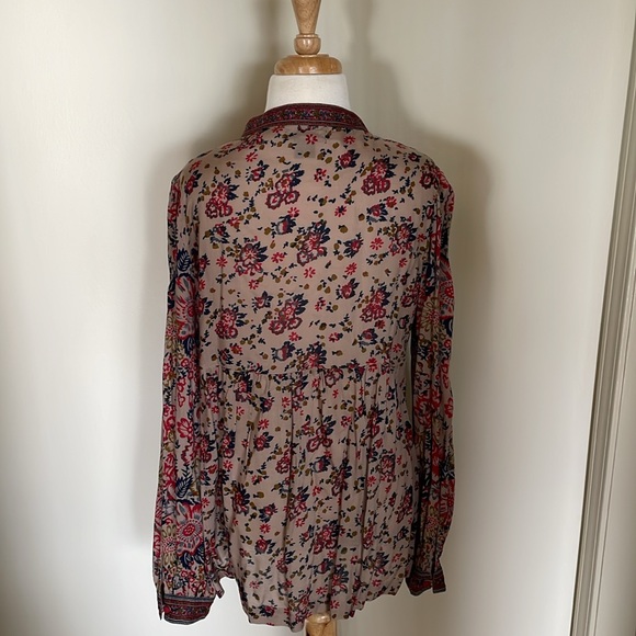 EUC~Woman’s Small Lucky Brand Long Sleeve Button Detailed Flower Top - Picture 4 of 6